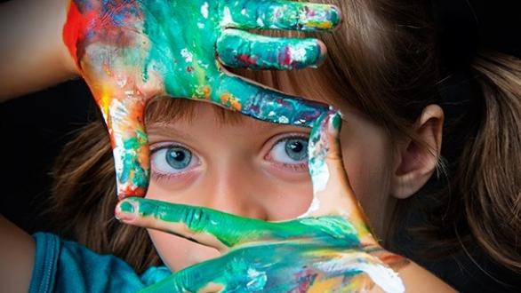 imagen de niña con manos pintadas