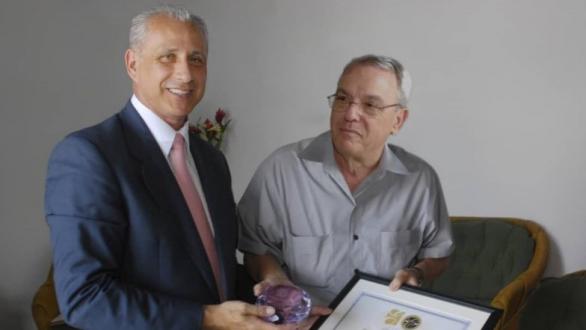 Sr. José Carlos de Santiago entrega el Premio Excelencias a Eusebio Leal