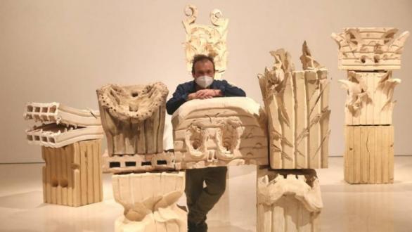 Miquel Barceló, junto a las piezas de cerámica que presiden la sala principal de su exposición en el Museo Picasso Málaga. / SALVADOR SALAS