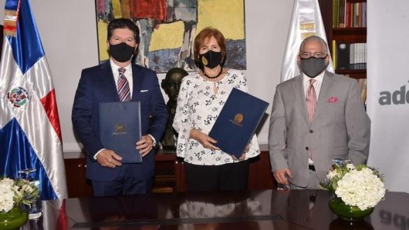 Tres personas en la firma del convenio de cultura y academia de gastronomía dominicana 