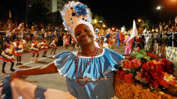 Mujer en el carnaval santiaguero. Alegría ,  Ritmo y color