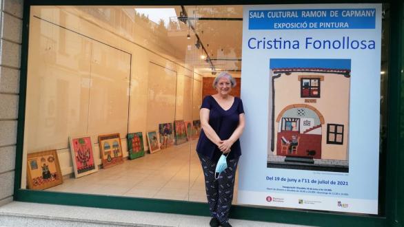 Cristina Fonollosa a la entrada de la sala de exposiciones