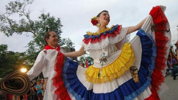 pareja con traje típico en Fiesta de la cultura iberoamericana Holguín.jpg