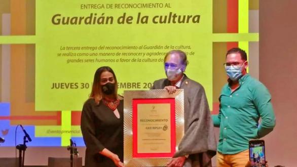 Momento en el que entregan a Geo Ripley reconocimiento como Guardián de la Cultura Dominicana