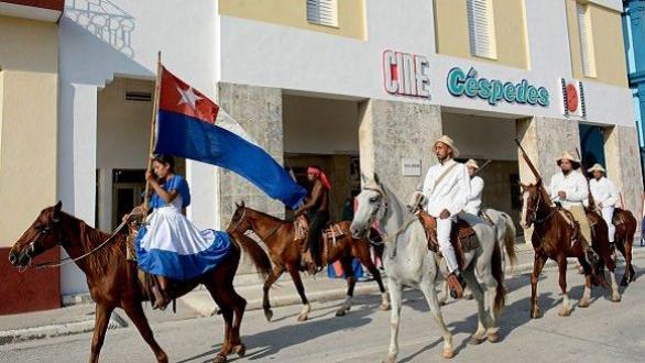 personas sobre caballos con bandera cubana en la fiesta de la cubanía. Foto: Luis Carlos Palacios Leyva/ La Demajagua.