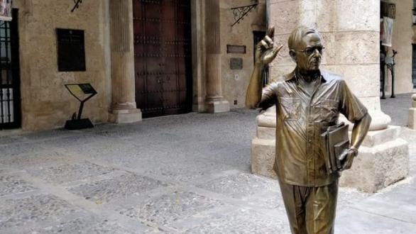 Estatua de Eusebio Leal emplazada en La Habana 
