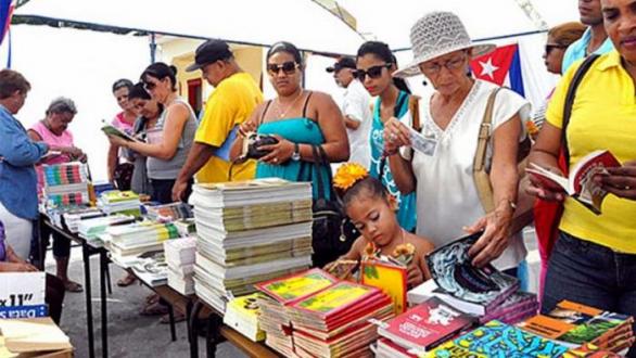personas hojeando libros en una feria/ Foto Cubasí