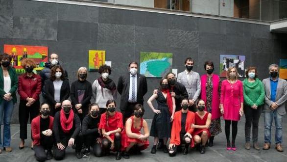 personas en la inauguración de exposición Navarra a Color