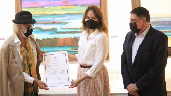 Milagros Germán, ministra de cultura, entrega premio nacional de artes visuales a Orlando Menicucci