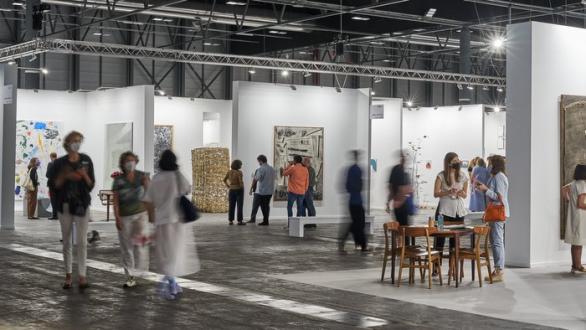 Vista de personas en feria de arte contemporáneo en IFEMA