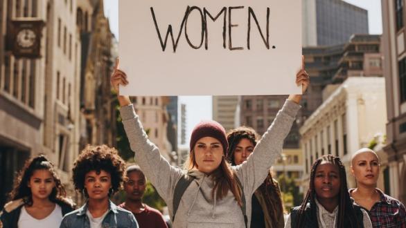 cartel del evento MUMUAR. Mujeres en la calle con cartel Women