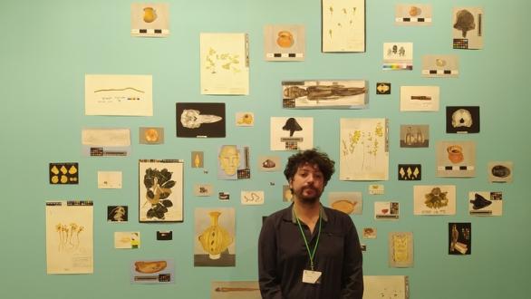 Rodrigo Arteaga junto a sus obras en ARCOMadrid 2022