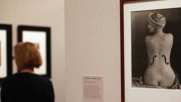 mujer en museo donde se muestra la obra "Le Violon d’Ingres"