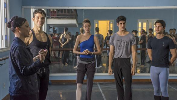 Roberto Bolle participa en clase con el Ballet Nacional de Cuba