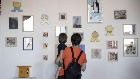 adulto con niño observan obras de arte. Foto: Tomada de El Litoral