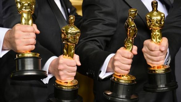 Personas con premios Oscar en la mano