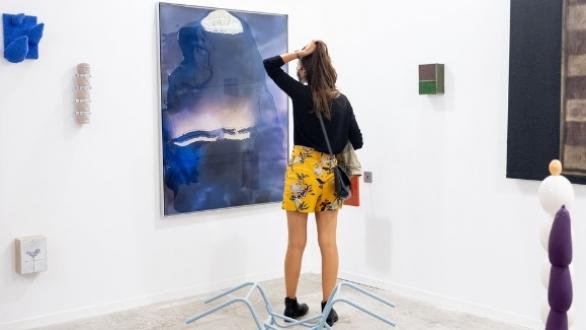 Mujer observa obras de arte 