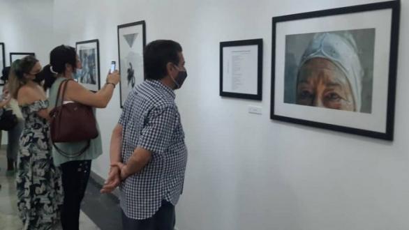 personas disfrutan de la muestra Donde anida la poesía, Fotografías de Roberto Chile–Veinte poetas cubanos 
