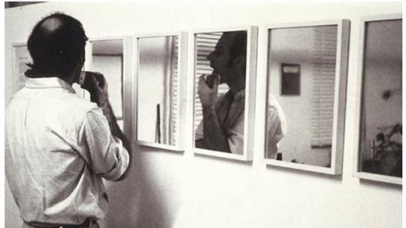 "Jubelin": Anónimo, Ian Burn afeitandose frente a 1_6 Glass/Mirror Piece, Nueva York, 1967. De la pieza de Narelle Jubelin 