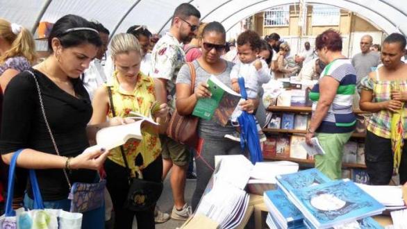 personas consultan libros en la Feria Internacional del Libro de La Habana. Ronald Suárez Rivas/ Periódico Granma 