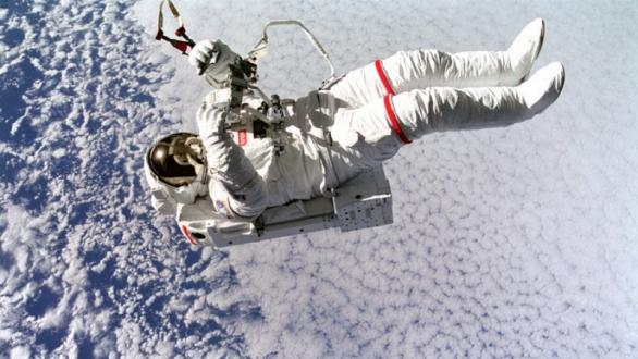 El astronauta Mark Lee flota libre durante una actividad extra vehicular (EVA), 16 de septiembre de 1994. NASA ID: STS064-45-014 / Dominio Público.