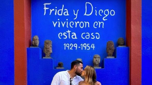 Personas se besan en la Casa Azul, Museo Frida Kahlo