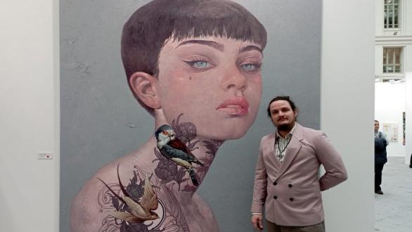 Roldán Lauzán junto a su obra Crimen Organizado en el stand de Collage Habana en Art Madrid 2023