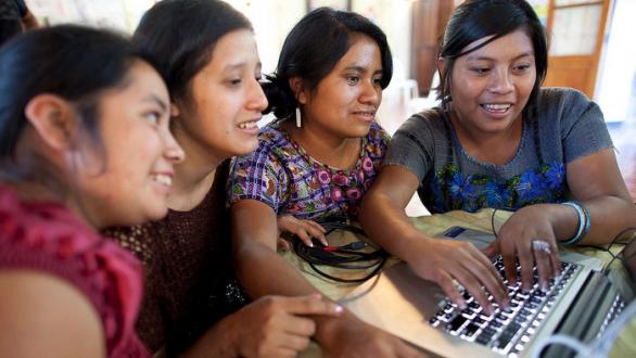 Mujeres con acceso a la tecnología 