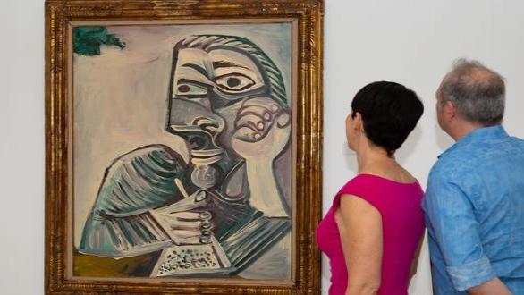 personas observan obra de Pablo Picasso 
