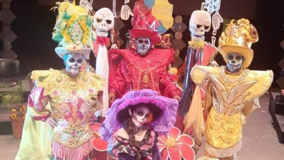 artistas representan tradiciones mexicanas en la Fiesta del Fuego 2023/ Tomada de tvsantiago