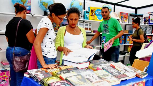 personas en feria del libro en República Dominicana 