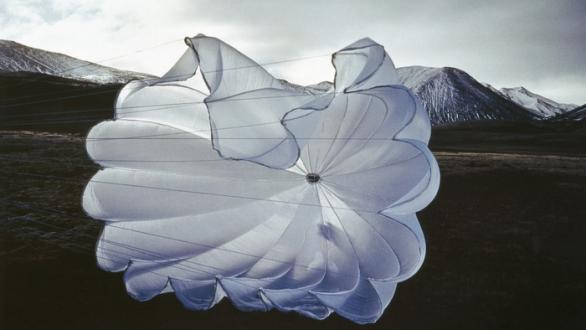 Gabriel Orozco, Paracaídas en Islandia (Oeste), 1996. La Colección Jumex, México. ©Gabriel Orozco