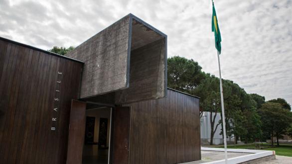 Fachada del Pabellón de Brasil - © Riccardo Tosetto / Fundação Bienal de São Paulo