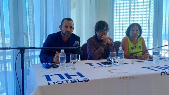 De izquierda a derecha: Reinier Rodríguez, director general de la Egrem; Jorge Luis Robaina (Jorgito Karamba); y Odalys Alberdi, directora de Eventos de la Egrem.