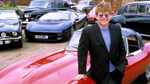 Elton John con su Jaguar XJ 220