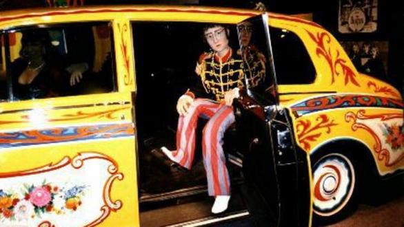 Lennon vestido como Sgt Peppers desciende de su Rolls-Royce