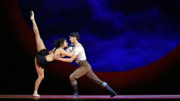 Bailarines de Acosta Danza interpretan “Carmen”. Foto: Alejandro Ernesto/ EFE.
