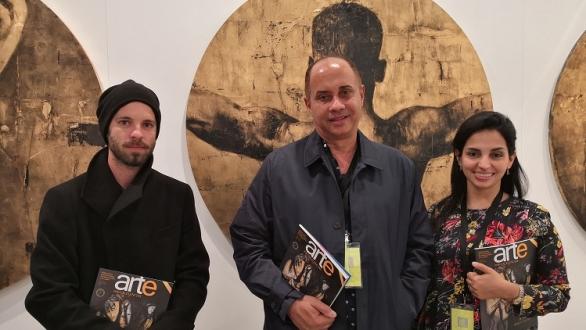 Equipo de Galería Collage Habana junto a Andy Llanes con nuestra revista No 37 
