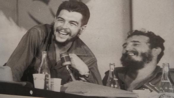 Ernesto Che Guevara junto al Comandante en Jefe Fidel Castro Ruz en la Primera Asamblea de Producción del INRA, La Habana, 1961