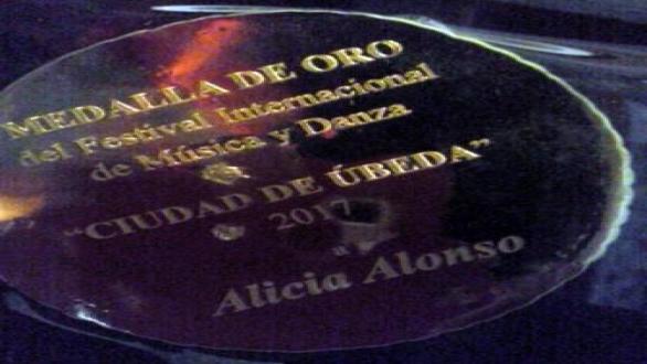 Medalla entragada a Alicia Alonso