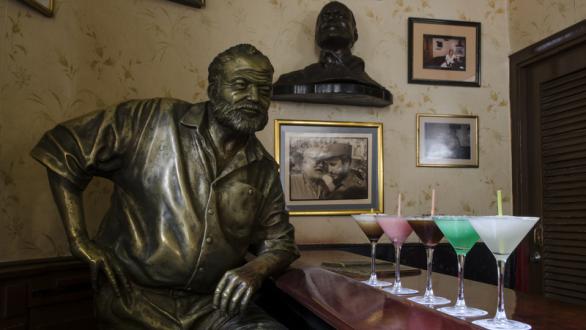 Escultura de Ernest Hemingway en El Floridita 