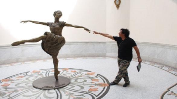 Alexis Miguel Pantoja junto a su escultura de Alicia en el Gran Teatro de La Habana.