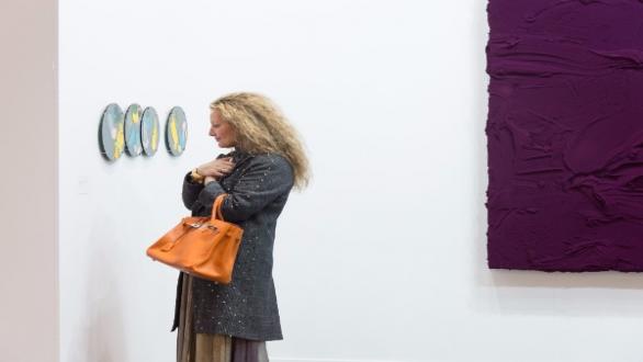 Mujer mirando cuadro- arco madrid- arte 