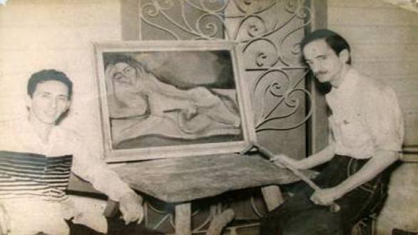 Carlos Enríquez en su casa-estudio “El Hurón Azul”, con una obra suya realizada en París, junto a Alejandro Saurina.