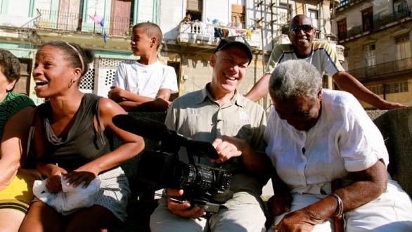  Al centro, Jon Alpert, director del documental "Cuba and the Cameraman", que sigue la historia de tres familias cubanas durante cuarenta años. Credit Netflix 