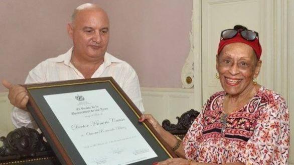 Omara Portuondo recibe Premio Honoris Causa