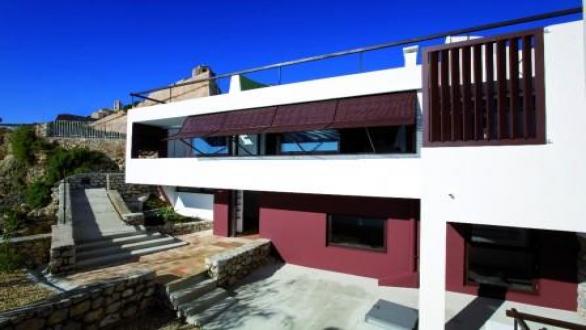 En Ibiza se puede visitar la “Casa Broner” (en la imagen), perfecto ejemplo de arquitectura racional y sostenible inspirada en esas casas pagesas tradicionales que cautivaron, en este caso, al arquitecto alemán Erwin Broner.