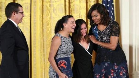 Ballet Lizt Alfonso recibe premio en la Casa Blanca de manos de Michelle Obama. A la izquierda, el Embajador cubano en Washington, José Ramón Cabañas. Foto: @JoseRCabanas/ Twitter