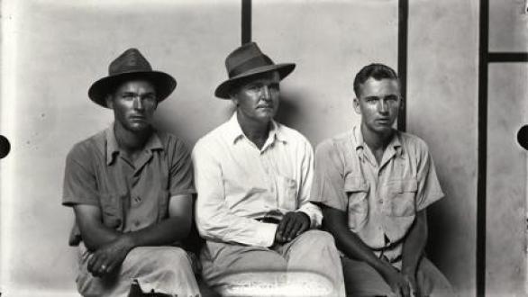 Mike Disfarmer. Three Men, Two with Fedoras, 1940s. © Mike Disfarmer. Courtesy Howard Greenberg Gallery, New York y Bernal Espacio, Madrid.