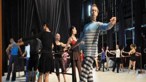 El bailarín ucraniano Vladimir Malakhov ofrece una de sus clases a los bailarines participantes en el concurso. Foto: Yuris Nórido 